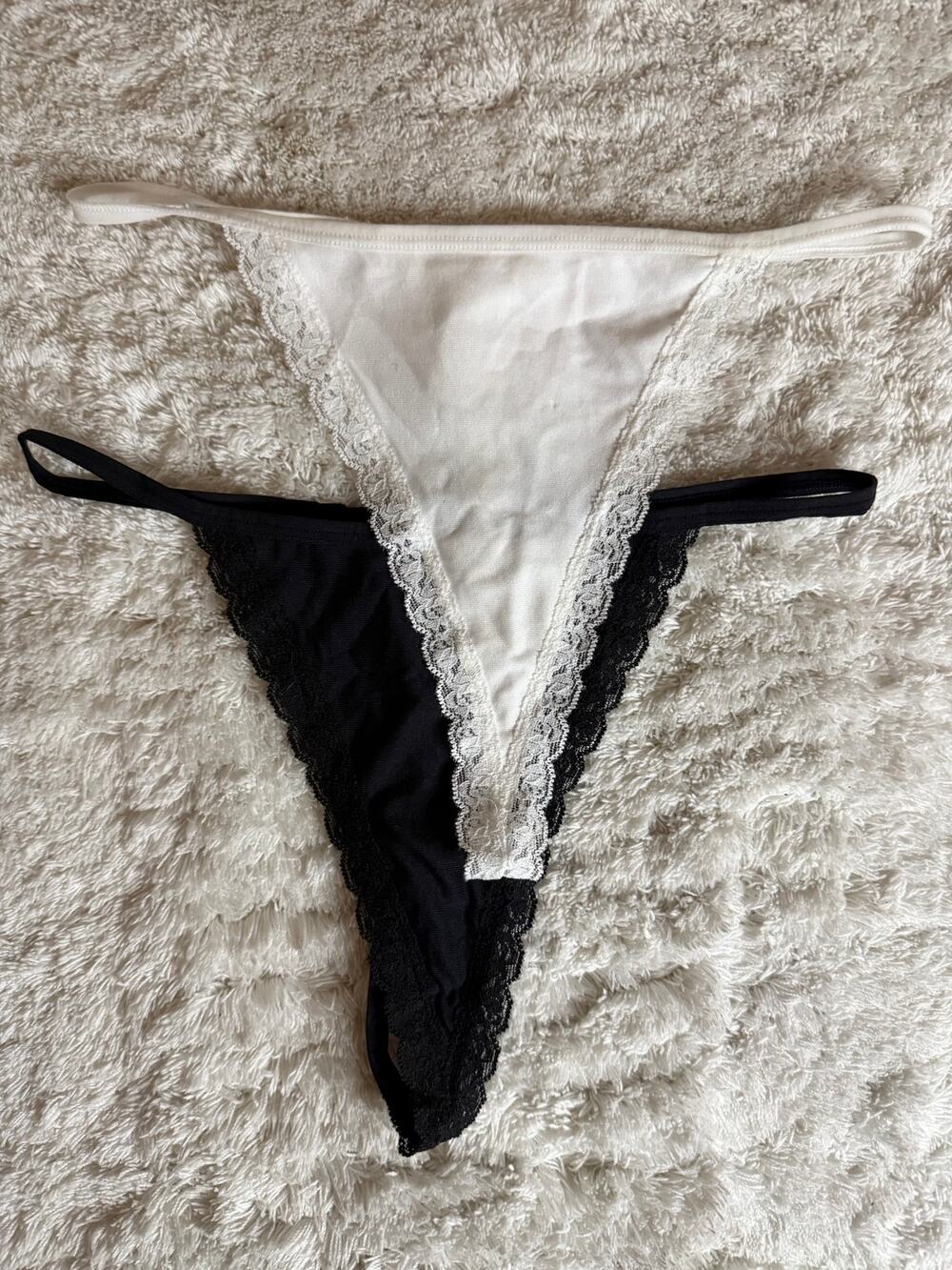 NWOT Maidenform Lace Trim String Thong Lot Black White Size M 2 Pair